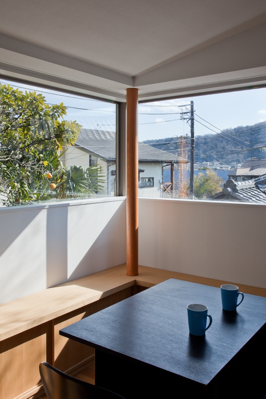  House B/Cliving area corner window 