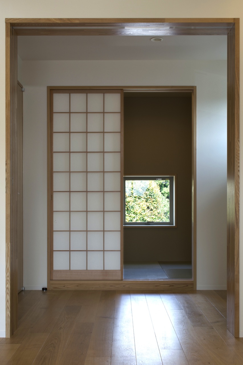  Japanese room sliding doors and window screens open. 