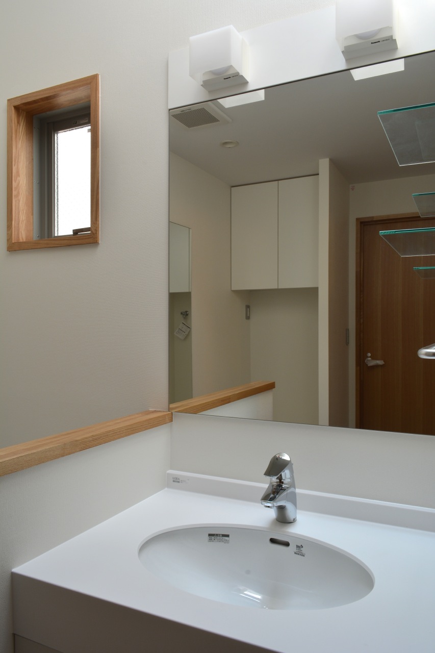  Second floor bathroom. 