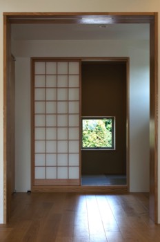  Japanese room sliding doors and window screens open. 