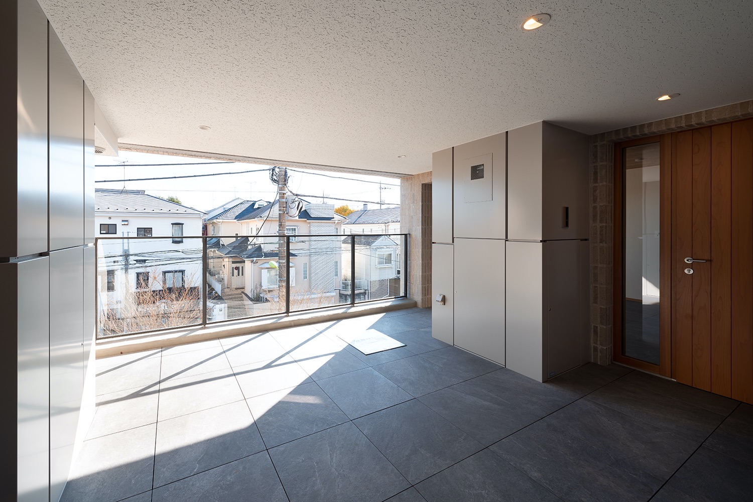  Residence entrance and terrace 