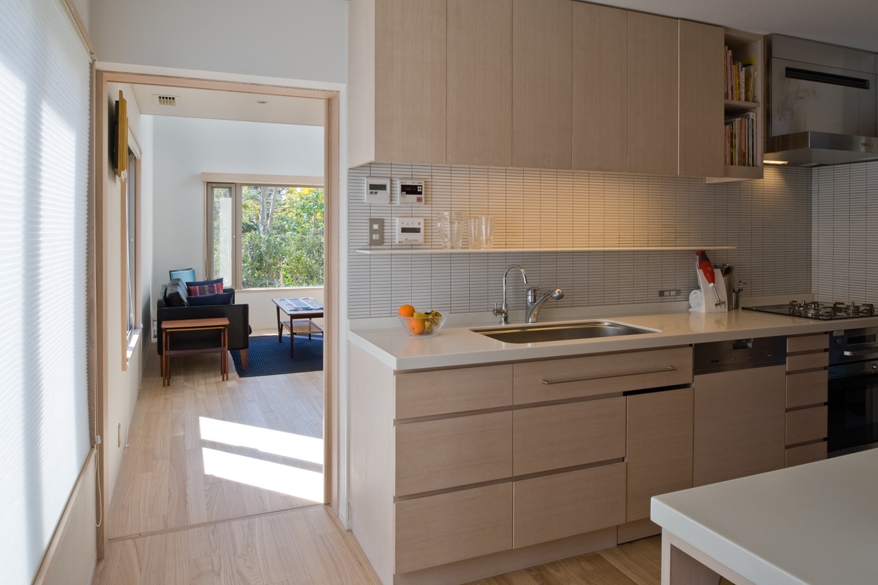  Breakfast room towards kitchen and living room 