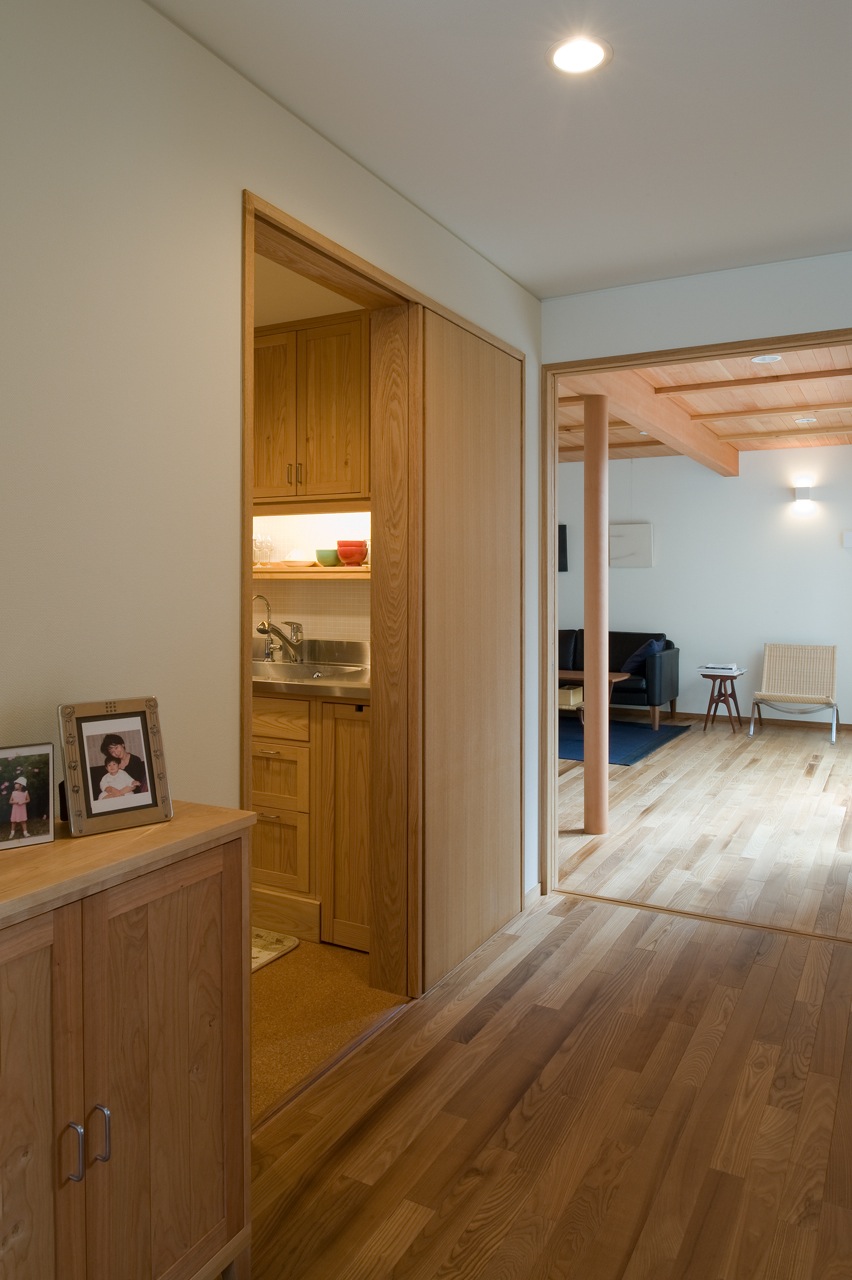  Living/dining and kitchen entrance from hall 