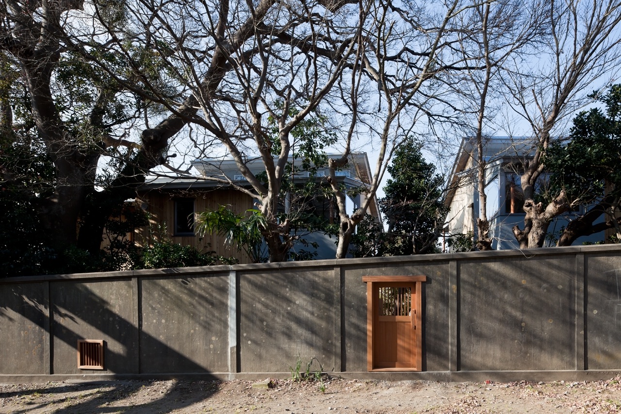  Preserved wall towards the pedestrian street with the ventilation grills and a new service door. 