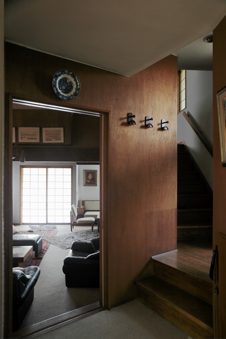  Entrance hall and living room 